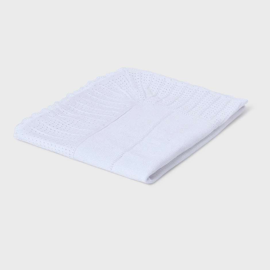 White Mayoral baby blanket made of 53% cotton, 40% viscose, and 7% polyamide, featuring detailed texture, displayed folded on a neutral background.
