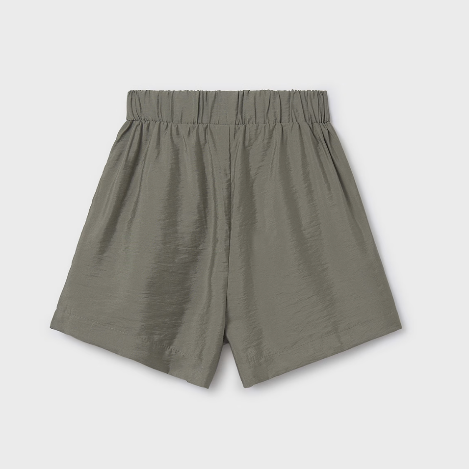 Mayoral Tween olive green shorts for girls with decorative bow tie at the waist and front pockets, made from lightweight viscose-blend fabric.