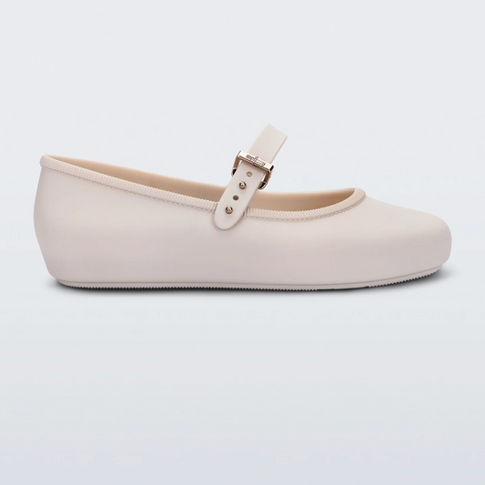 Mini Melissa Soft Ballerina flat with adjustable ankle strap and cushioned insole, girls jelly ballet shoe in a classic silhouette.