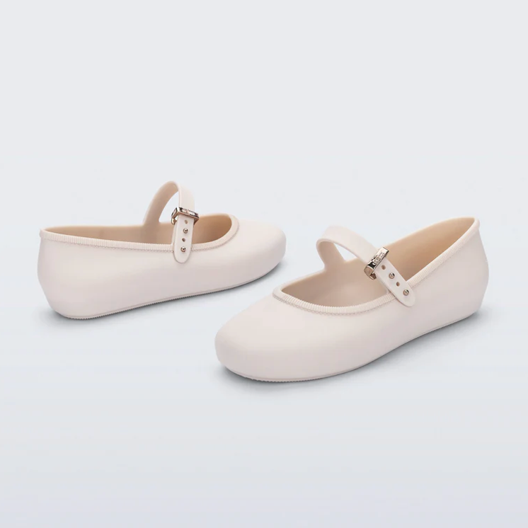 Mini Melissa Soft Ballerina flat with adjustable ankle strap and cushioned insole, girls jelly ballet shoe in a classic silhouette.