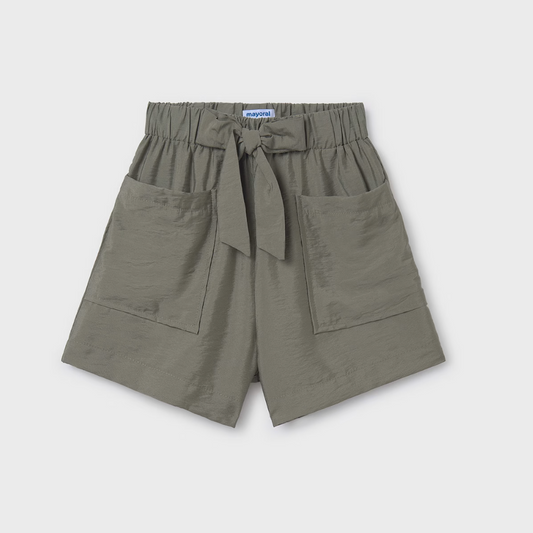 Mayoral Tween olive green shorts for girls with decorative bow tie at the waist and front pockets, made from lightweight viscose-blend fabric.